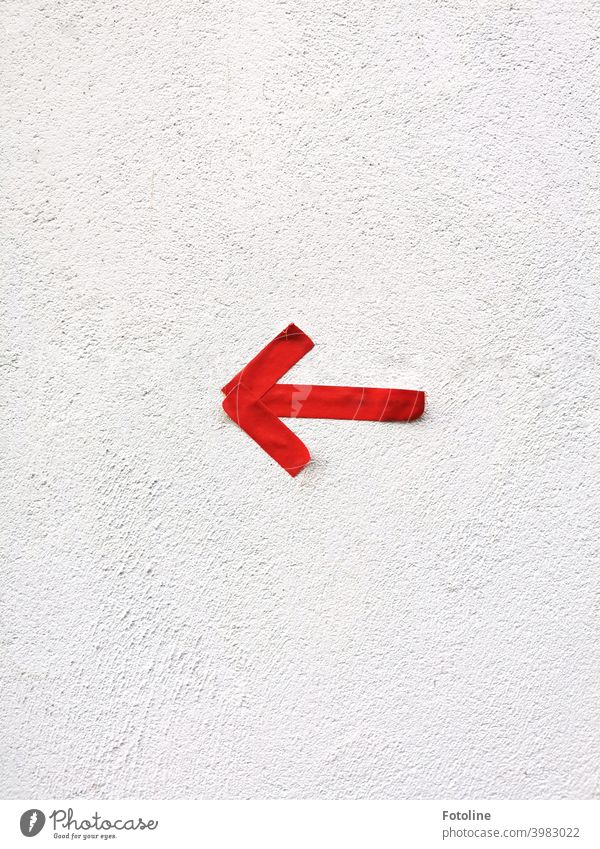 Links lang! Das sagt jedenfalls der rote Pfeil. Richtung richtungweisend Ziel Orientierung Menschenleer Zeichen Schilder & Markierungen Farbfoto Hinweisschild