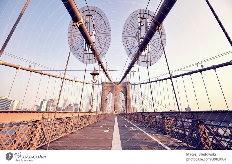 Weitwinkelaufnahme der Brooklyn Bridge am Morgen, New York City, USA. New York State Großstadt Gebäude Wahrzeichen reisen Stadtbild Architektur retro
