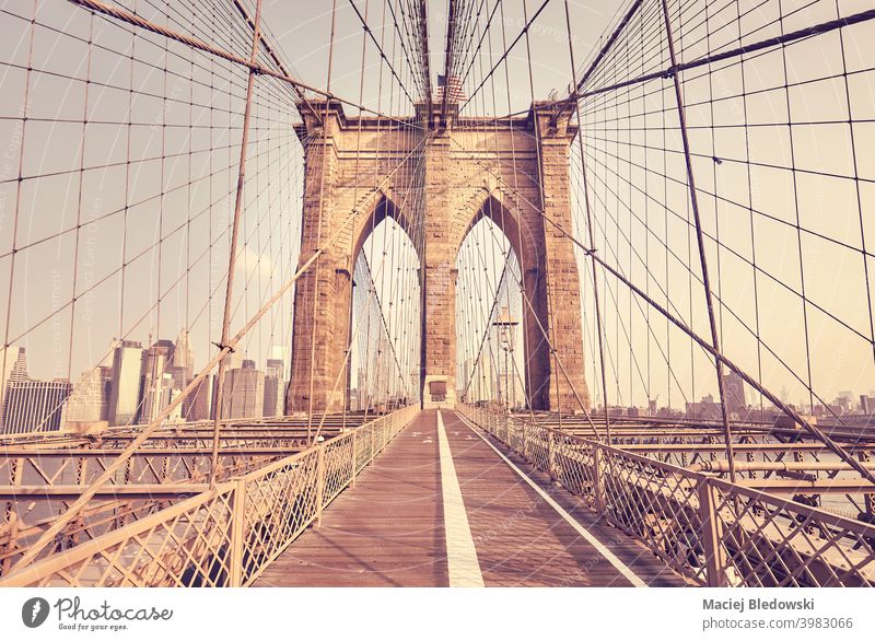 Retro Farbe getönten Bild der Brooklyn Bridge, New York City, USA. Großstadt New York State Wahrzeichen reisen Architektur retro altehrwürdig Brücke Weg
