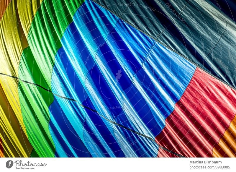 Bunte Außenseite eines entleerenden Heißluftballons Luftballon Regenbogen kreisen Farben Zentrum zentriert Symmetrie Gewebe Spaß farbenfroh Ballonfahren