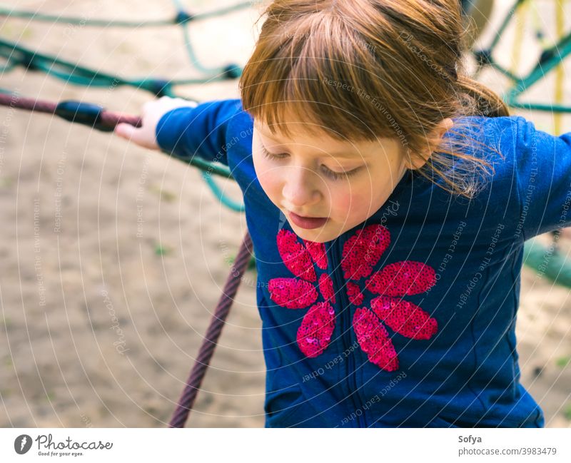 Kleines rothaariges Mädchen spielt auf dem Spielplatz Sommer Spaß Kind Lächeln Kindheit niedlich heiter wenig spielerisch Glück Park Fröhlichkeit Freude