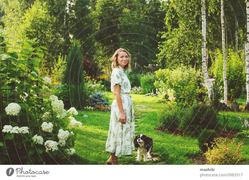 schöne junge Frau Gärtnerin posiert mit Hortensien Blumen im Sommer Hütte Garten Person Gartenarbeit im Freien Pflanze Lifestyle Natur Erwachsener Mädchen