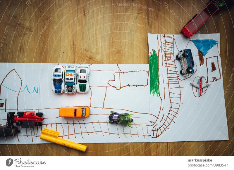 Spielzeugautos mit handgemalter Straße Spielen Kindergarten Kinderspiel Kinderzimmer Autos Miniatur Kreativität kreativ Kreativkonzept Kindheit
