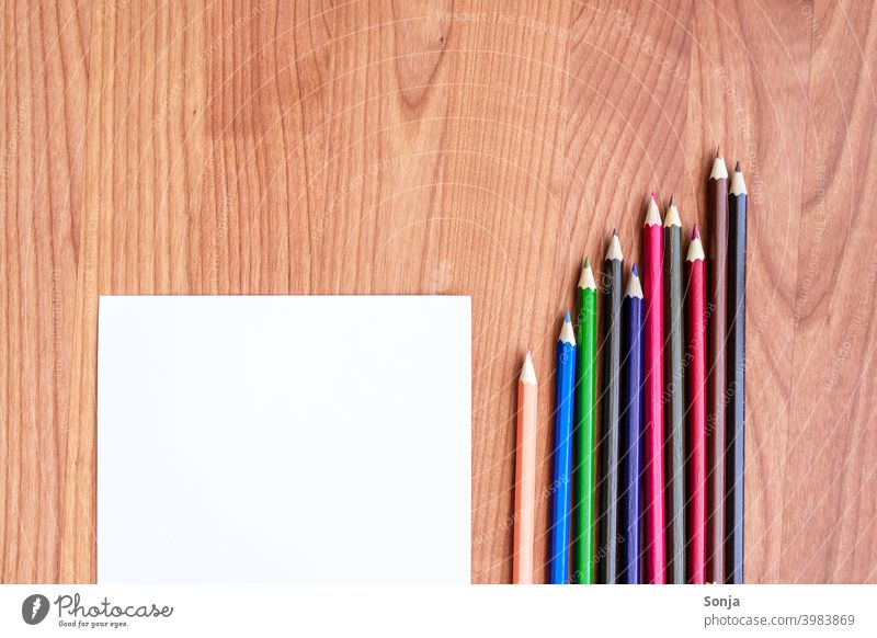 Buntstifte und ein leeres Papierblatt auf einem Holztisch Kreativität Schreibwaren Farbfoto Zettel zeichnen Freizeit & Hobby malen Kunst Schule bunt Kindheit