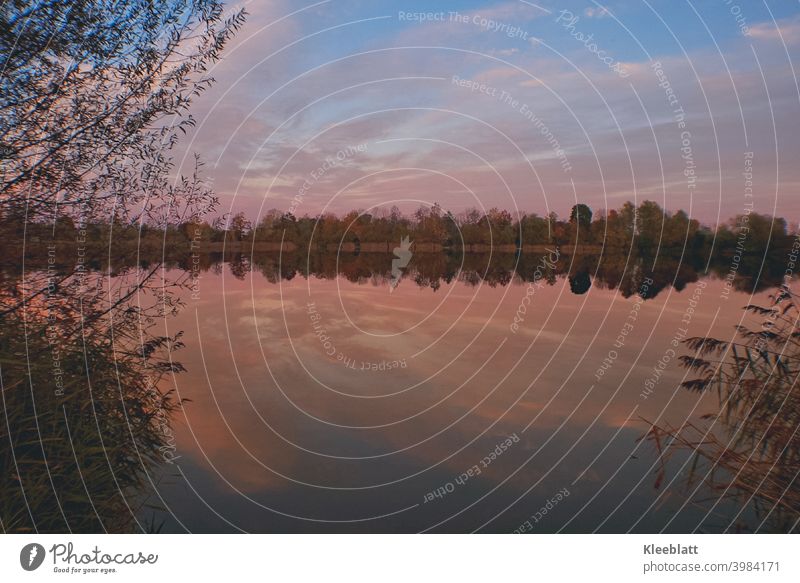 Abenstimmung am See - die Sonne versinkt mit einem fulminanten Farbfinale Wolken spiegeln sich im Wasser Abenddämmerung Abendstimmung abendstille