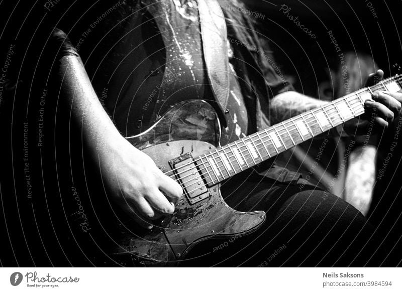 Hände eines Heavy-Rock-Gitarristen, Live-Musik-Thema, schwarz und weiß / Leben vor Corona stimmen Künstler Band Gitarre schwarz auf weiß Club Konzert dunkel