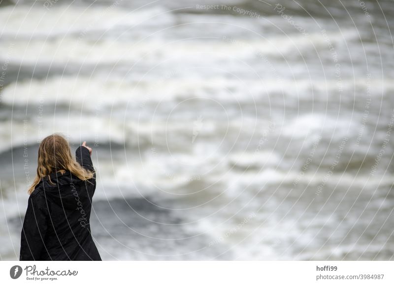 die Frau zeigt in die Leere der Flut, wo wird es hingehen .... sturmflut Klimawandel ungewissheit Meer Sturm Himmel Wasser Umwelt Wind Hochwasser Wetter Wolken