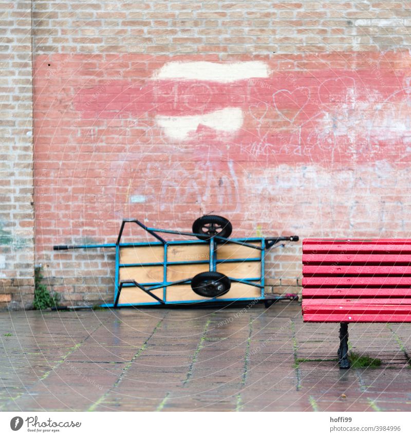 Rote Bank mit Lieferkarre und alter Mauer in Venedig Parkbank Backsteinwand Pause Schubkarre Holz Sitzbank rot Lieferkarren Lieferwagen Karre Sitzgelegenheit