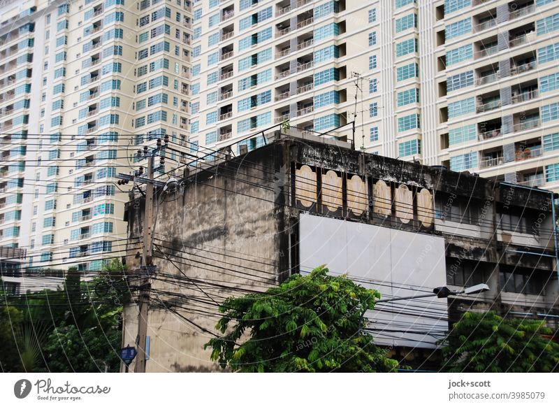 architektonischer Wandel in der Stadt Fassade Bangkok Wohnhochhaus Thailand Stadthaus Zahn der Zeit Wandel & Veränderung Vergangenheit Moderne Architektur