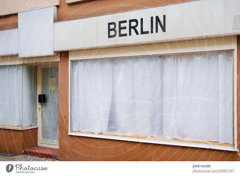 verschwiegenes Ladengeschäft durch weiße Vorhänge mit der Aufschrift Berlin Berlin-Wedding Ladenfront verhangen weißer Vorhang Eingangstür diskret Faltenwurf