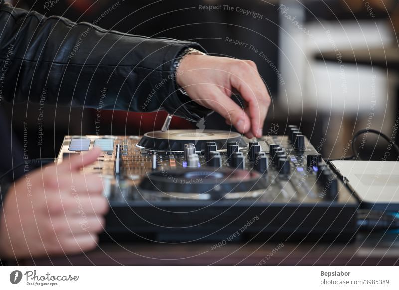 DJ-Hände an einer DJ-Konsole clubbing Club Tanzen Musik Party dj Regler Hand Knöpfe kreieren Disco Instrumente Musical Nachtclub Nachtleben Unterlage Scheibe