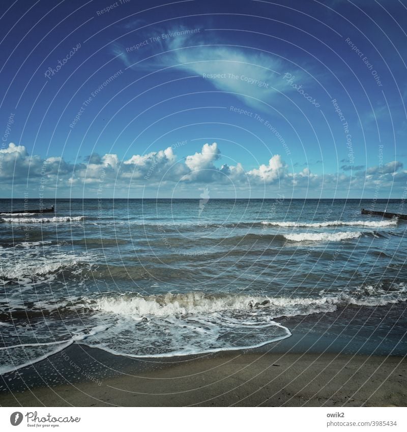 Geräuschkulisse Ostsee Himmel Wolken Küste Urelemente Luft Wasser Wellen maritim Weite Sand Sandstrand Idylle blau einsam Landschaft Umwelt Horizont Meer Tag