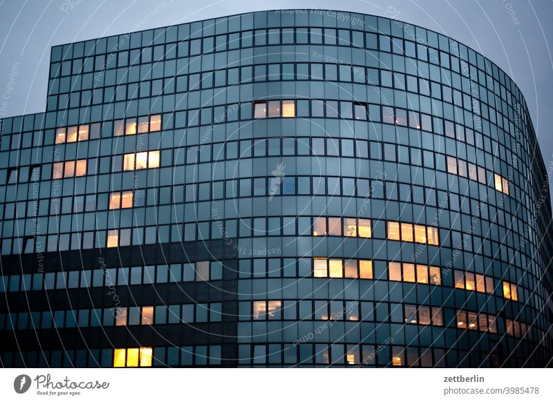 Fassade mit einzelnen erleuchteten Fenstern Hochbau abend architektur baugewerbe baustelle berlin büro city deutschland dämmerung froschperspektive hauptstadt