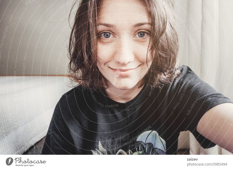 Mädchen mit kurzen Haaren und blauen Augen macht ein Selfie Menschen Frau eine Person im Innenbereich Teenager 20s 30s mittelgroß Textfreiraum Zentrum