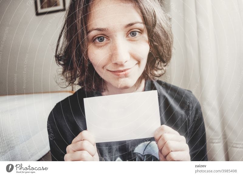 Mädchen lächelt, während sie eine Zeitung in den Händen hält mit Menschen Frau eine Person im Innenbereich Teenager 20s 30s mittelgroß Textfreiraum Zentrum