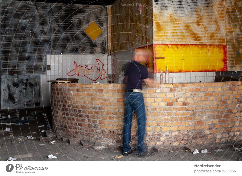 Mann in einer verlassenen Bar, Symbolik für Niedergang von Gastronomie und Kneipenkultur mann bar leer gastronomie geschlossen pleite insolvent kneipe