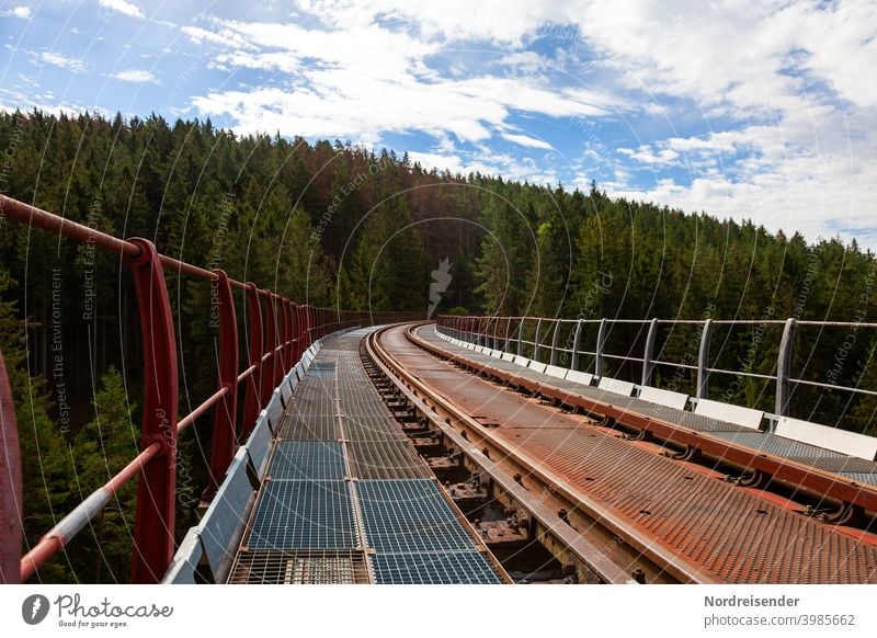 Die Ziemestalbrücke in Thüringen, altes Viadukt aus Stahl ziemestalbrücke eisenbahnbrücke viadukt thüringen schienen wald bauwerk bahnstrecke denkmal reiseziel