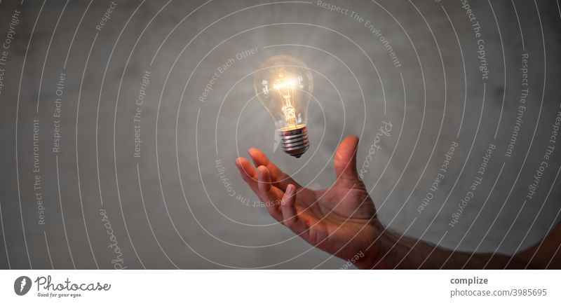 Innovation, Idee & Geistesblitz - Glühbirne in der Hand Lichterscheinung Kreativität Beton Erfindung Erfinden Inspiration innovativ Interesse Erfolg