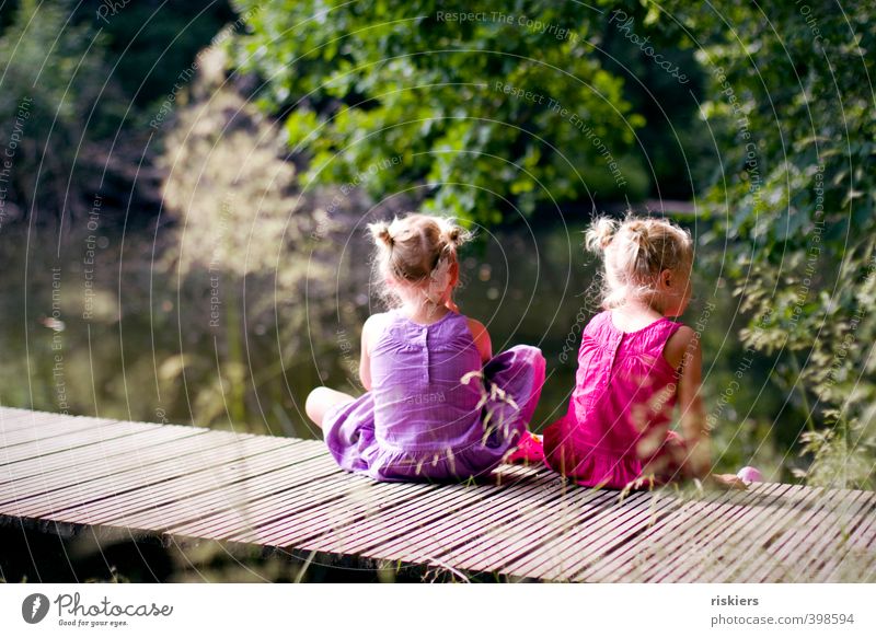 zweisam einsam feminin Kind Mädchen Geschwister Schwester Kindheit 2 Mensch 3-8 Jahre Umwelt Natur Sommer Schönes Wetter Park Wald See beobachten entdecken