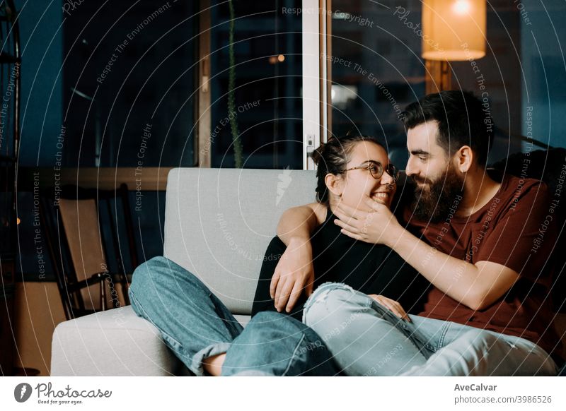 Ein Paar von Liebhabern suchen einander auf dem Sofa mit Liebe während berühren Gesichter mit Kopie Raum Zuneigung anhänglich kuscheln Begierde träumen umarmend