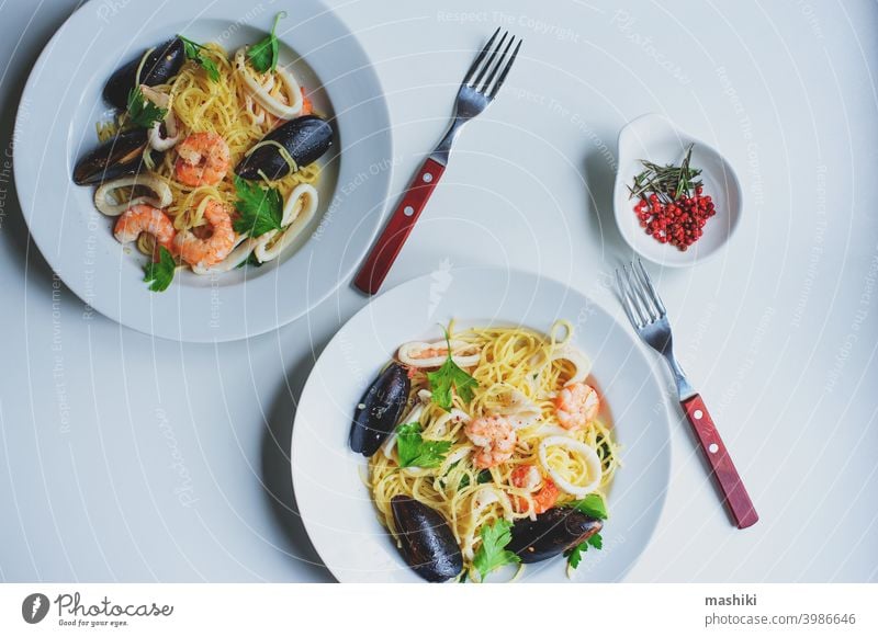 leckere Gourmet-Pasta mit pikanten Meeresfrüchten, Garnelen, Tintenfisch und Muscheln, gekocht mit rosa Pfeffer und Thymian Spätzle Lebensmittel Spaghetti