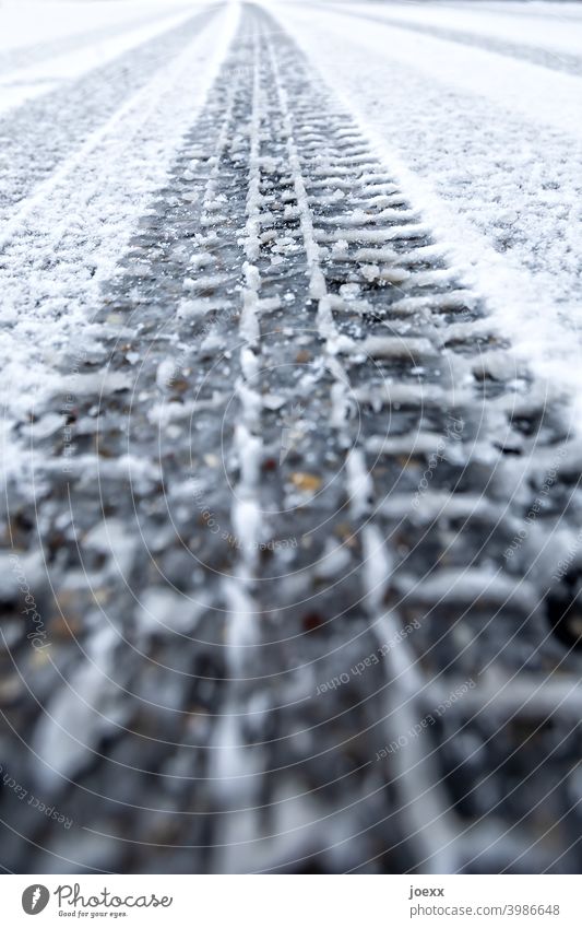 Lange Spur eines Reifenprofils im neuen Schnee auf der Staße Reifenspur Profil Schneespur Abdruck Straße Winter Spurbreite Eis Perspektive Reifenspuren Farbfoto