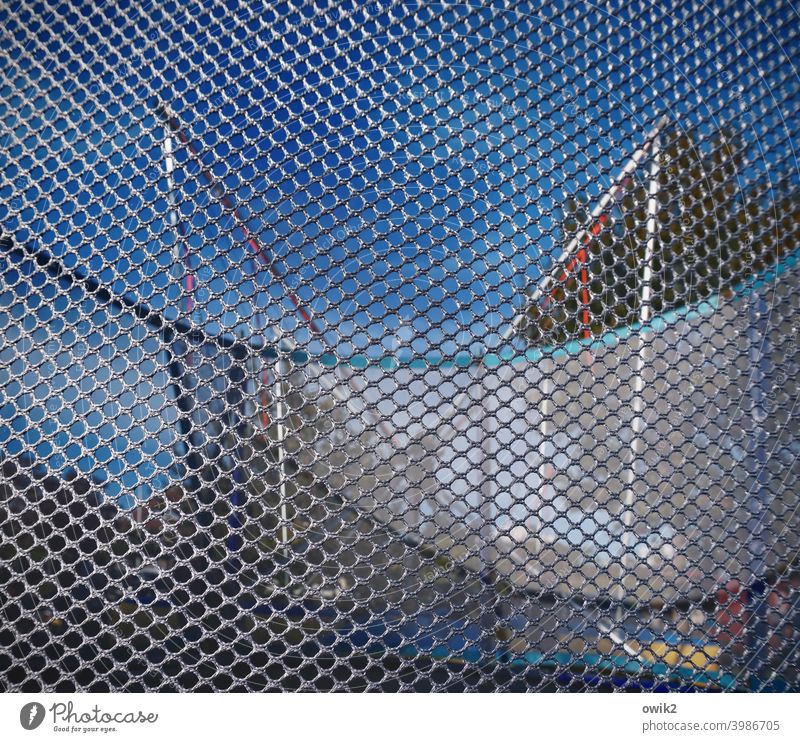 Trampolin Hüpfburg Spielplatz Gestell Gaze leicht dünn Zusammenhalt netzartig Muster Schutz abstrakt Krümmung schräg Kunststoff rätselhaft Strukturen & Formen