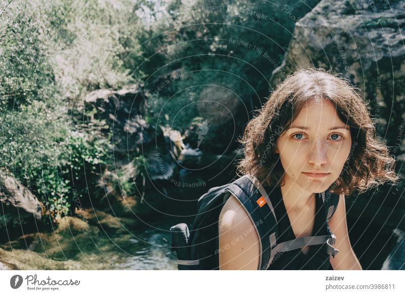Mädchen sitzt und schaut in die Kamera in den Bergen von Prades, Tarragona. la febró prades Katalonien Spanien im Freien mittelgroß Textfreiraum Farbe Menschen