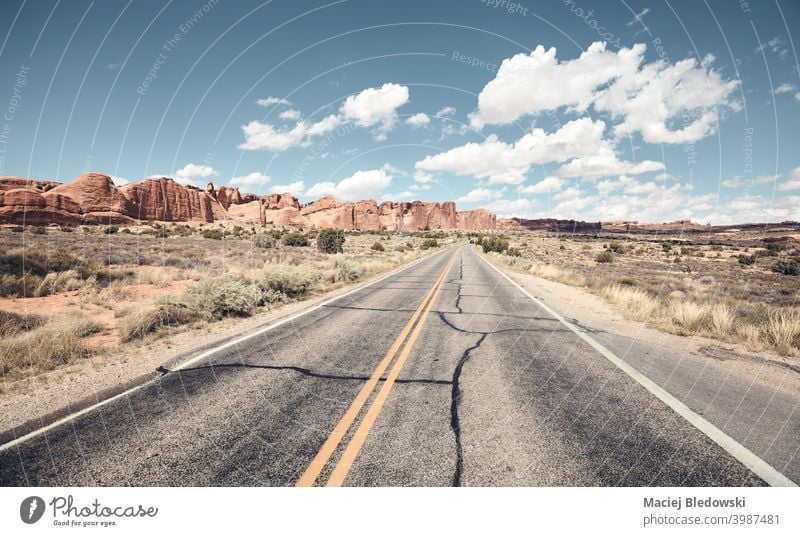 Straße im Arches National Park, Farbtonung aufgetragen, Utah, USA. amerika Fernweh Autobahn reisen Reise Ausflug Autoreise Freiheit Laufwerk Asphalt Abenteuer