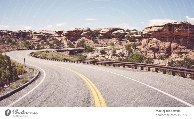 Retro getöntes Bild einer Straßenkurve, USA. Autobahn Asphalt Wegbiegung amerika Landschaft Utah retro reisen Reise Autoreise altehrwürdig gefiltert Ausflug