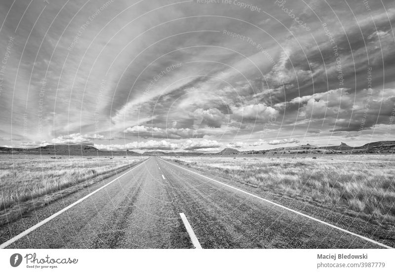 Schwarz-Weiß-Bild der malerischen Straße im Canyonlands National Park, Utah, USA. Weg amerika Landschaft schwarz auf weiß SCHWARZ-WEIß Autobahn reisen Reise