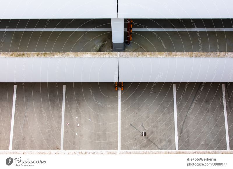 Blick von oben in ein leeres Parkhaus Architektur Menschenleer Grafische Darstellung Dortmunder U grau Gedeckte Farben Außenaufnahme Textfreiraum unten Tag