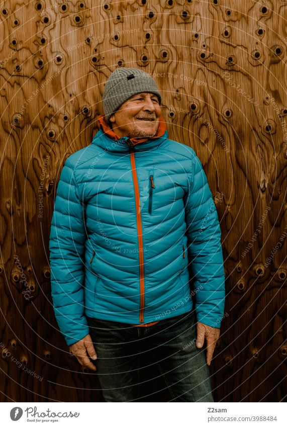 Portrait eines sportlichen Rentners rentner mann glücklich bart mütze jacke outtdoor cool entspannt rente ruhestand zufriedenheit winter kälte Winter Porträt