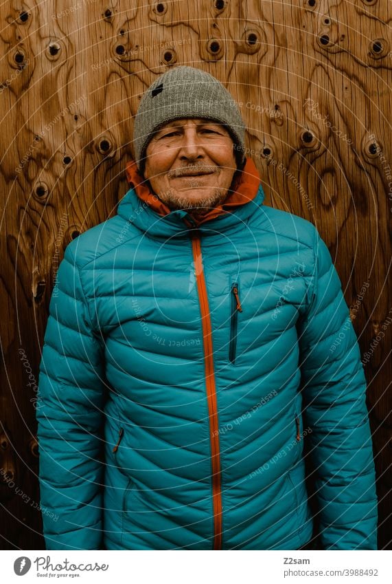 Portrait eines sportlichen Rentners rentner mann glücklich bart mütze jacke outtdoor cool entspannt rente ruhestand zufriedenheit winter kälte Winter Porträt