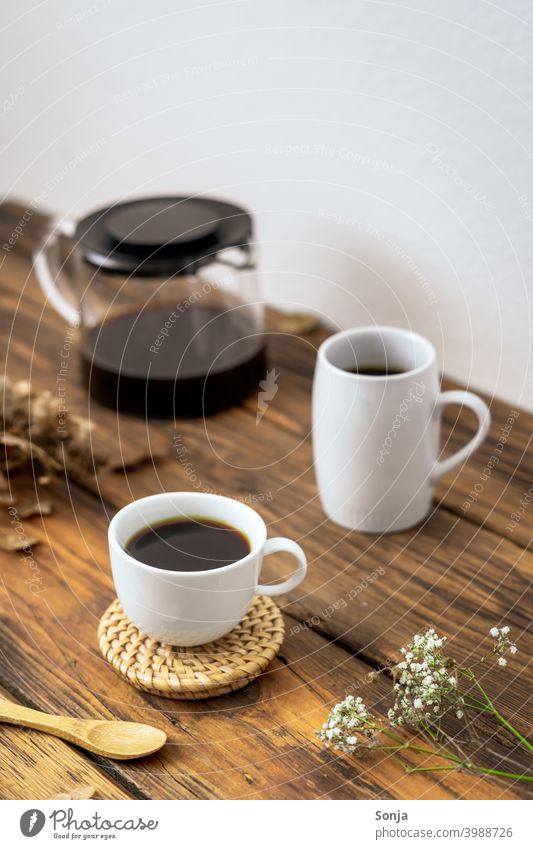 Ein gedeckter Kaffeetisch auf einem rustikalen Holztisch Kaffeepause Kaffeekanne Espresso Tasse weiß Getränk Frühstück trinken Koffein aromatisch Morgen heiß
