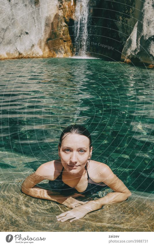 Mädchen im Wasser in einem Wasserfall in Sadernes friedlich menschlich perfekt rein entspannend Haut Person genießend Paradies alternativ Fröhlichkeit
