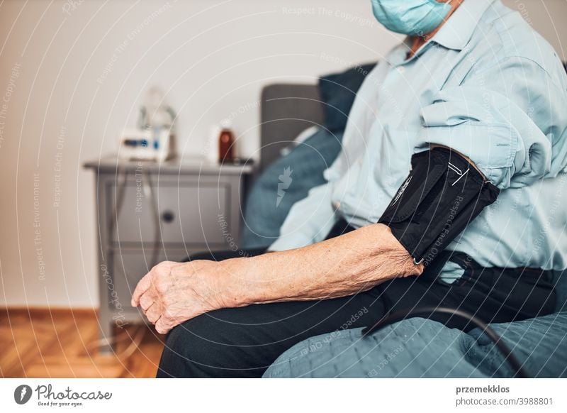 Älterer Mann misst Blutdruck und Herzfrequenz selbst. Überprüfung des Gesundheitszustands älterer Patienten, die an arterieller Hypertonie leiden geduldig