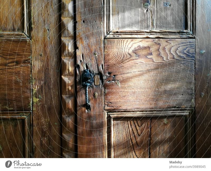 Edle Holztür eines schönen alten Kleiderschrank in einem Landhaus im Sommer bei Sonnenschein in Alacati bei Izmir am Ägäischen Meer in der Türkei Schrank