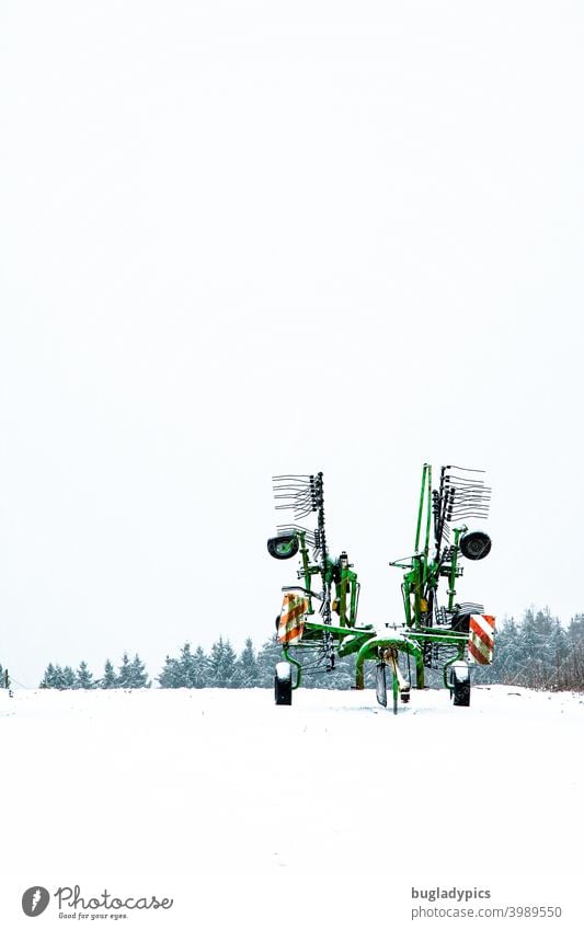 Winterliche Langeweile - Schwader steht einsam im Schnee Landwirtschaft Landwirtschaftliche Geräte landwirtschaftliche Nutzfläche Traktor Landschaft