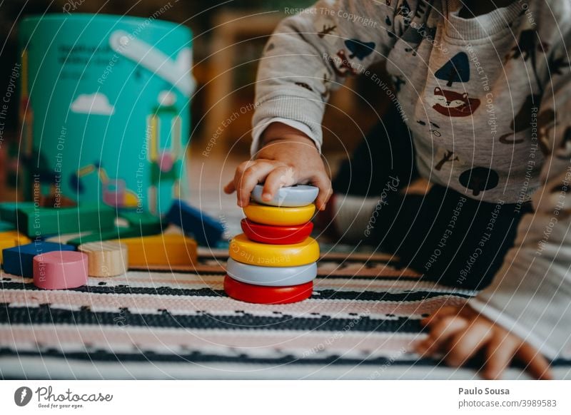 Kleinkind spielt mit Holzspielzeug Spielzeug hölzern Kindergarten authentisch zu Hause Mensch Freude Kindheit Spielen Glück niedlich Vorschulkind Aktion