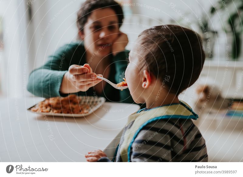 Mutter füttert Kind Mutterschaft Zusammensein Zusammengehörigkeitsgefühl Pflege Kaukasier Fröhlichkeit Menschen Kindheit Frau Halt Freude