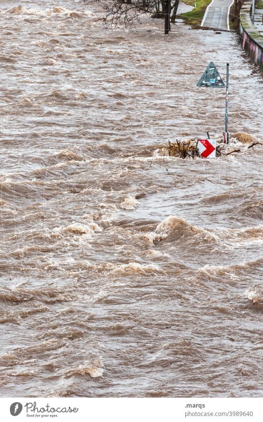 Radweg Wasser Überschwemmung Flut Fluss Pfeil Sicherheit Straßenverkehr Unwetter Naturgewalt außergewöhnlich Hochwasser Gefahr Ausnahmezustand