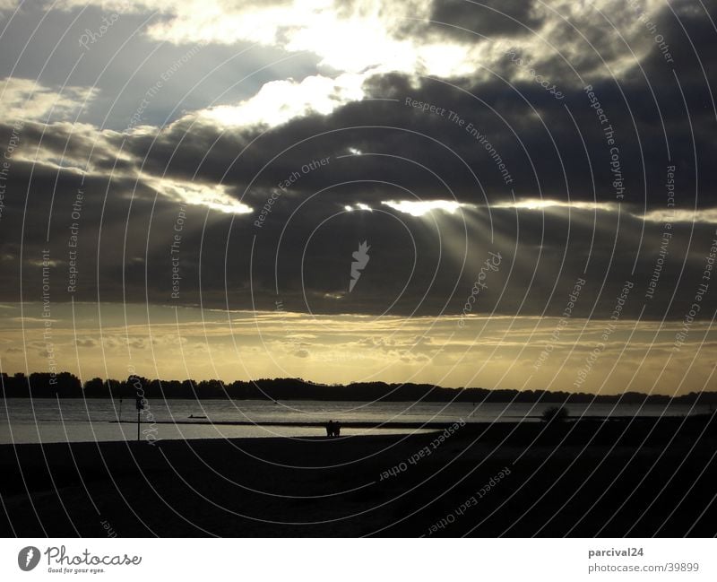 Elbstrand Strand Wolken dunkel bedrohlich Sonnenstrahlen Licht Herbst Elbe Wasser Sand Himmel Gewitter Spaziergang Wetter