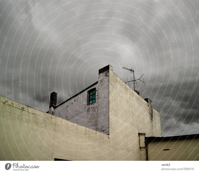 Funkturm Himmel Wolken Klima Wetter schlechtes Wetter Haus Mauer Wand Fassade Fenster Dachrinne Schornstein Antenne bedrohlich dunkel eckig einfach groß