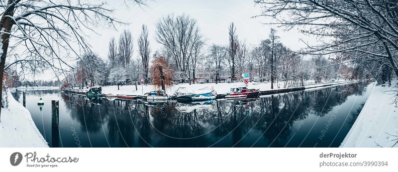 Winterlicher Landwehrkanal mit Booten Naturphänomene Gefahr einbrechen Städtereise Sightseeing Naturwunder gefroren Frost Eis Naturerlebnis