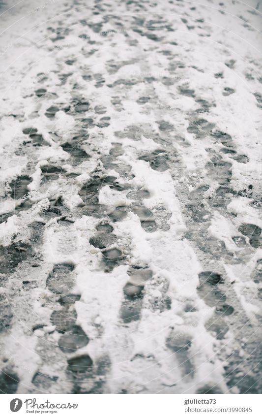 Fußspuren im Schnee Spuren spuren im schnee Winter winterlich Fußstapfen gehen laufen Bewegung belebt Wege & Pfade kalt viele viel los Zeit tagesablauf