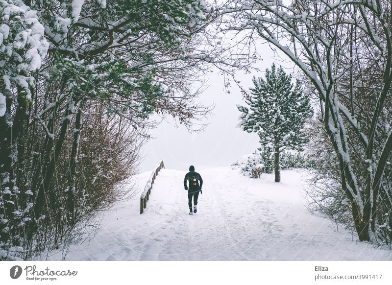 Jetzt aber schnell... | den zugeschneiten Berg hoch joggen. Hügel Schnee Winter Sport laufen Läufer Jogger Laufsport kalt verschneit sportlich Fitness Training