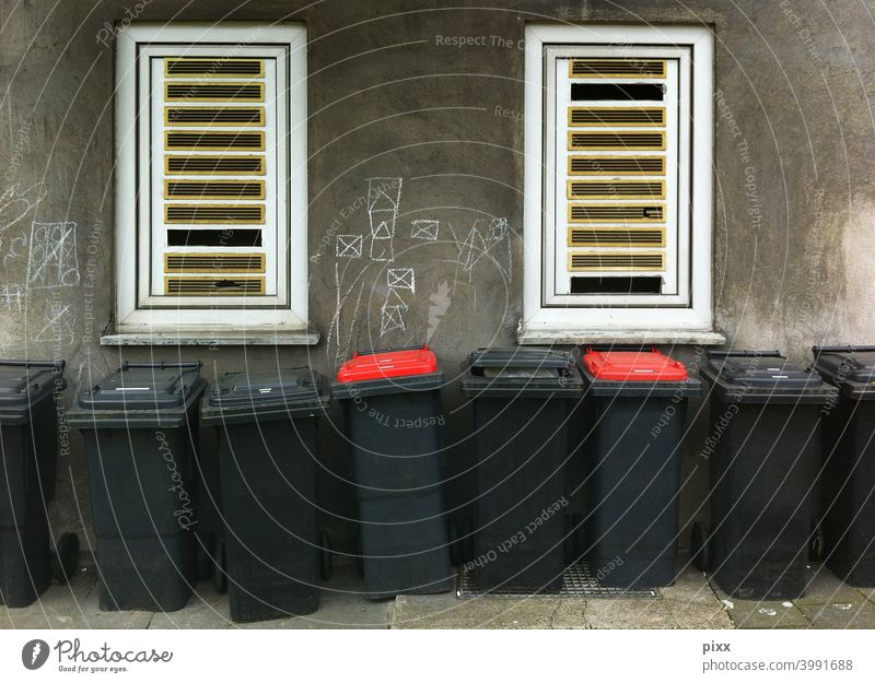 |  ||rot|rot|| Müll Mülltonnen abfallentsorgung mülltrennung müllabfuhr hausmül bürgersteig restmüll system reihe warten umweltschutz streetfoto urban stadt