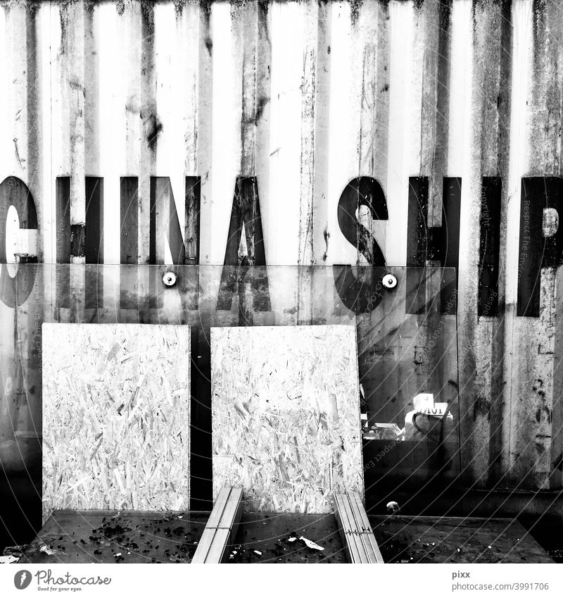 China Ship Container ladung beladung transport asien kontinent übersee schiff transportieren verladen schwerlast wellblech stahl metall struktur Schwarzweißfoto