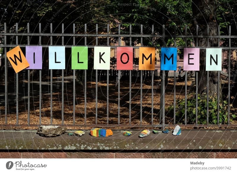 Schriftzug WILLKOMMEN aus schwarzen Buchstaben auf buntem Papier auf dem Zaun einer Schule nach den Sommerferien im Nordend in Frankfurt am Main in Hessen